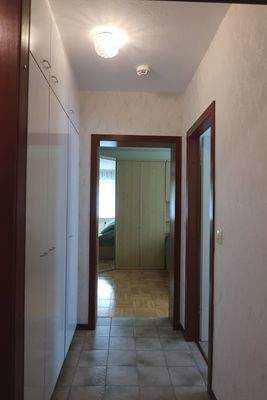 Flur mit Einbauschränken I