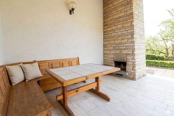 Überdachter Freisitz mit Außenkamin