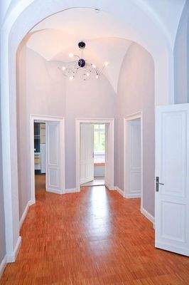 Flur mit Spitzbögen