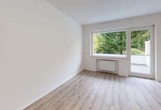 Wohnzimmer mit Blick zum Balkon