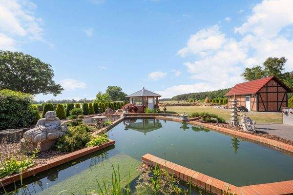 Großzügiger Naturteich mit Ausblick