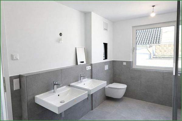 2 Waschbecken im Badezimmer