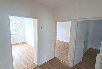 Heller Flur mit drei Räumen