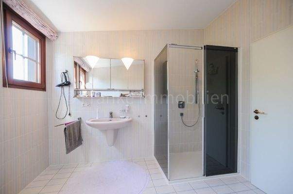 und ebenerdiger Dusche