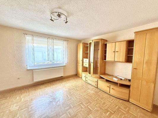 geräumiges Wohnzimmer