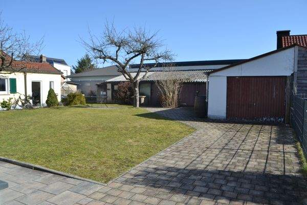 Blick auf Garage mit Nebengebäuden