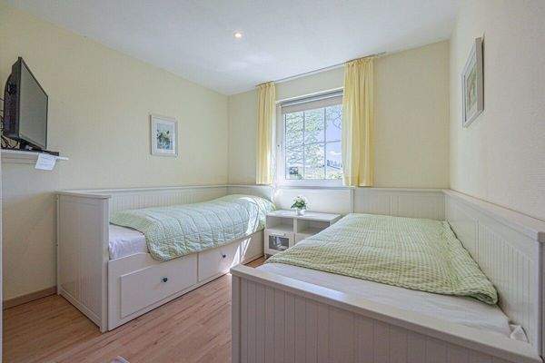 17) Weiteres Schlafzimmer