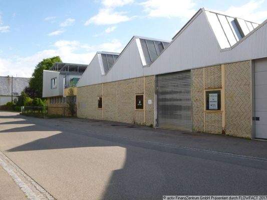 Zufahrt zur Halle, Stellplätze