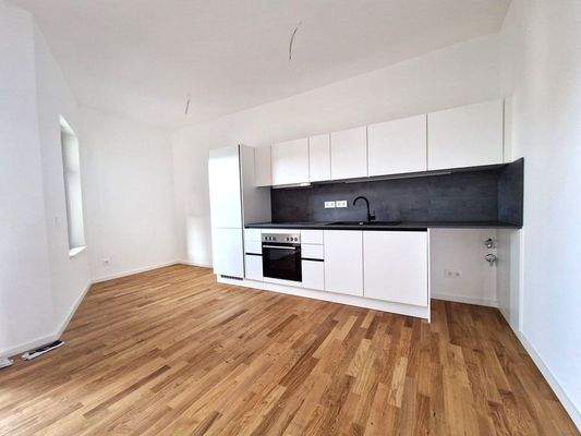 Wohnzimmer mit offener Küche