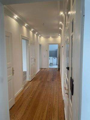 Flur, im Hintergrund die Küche