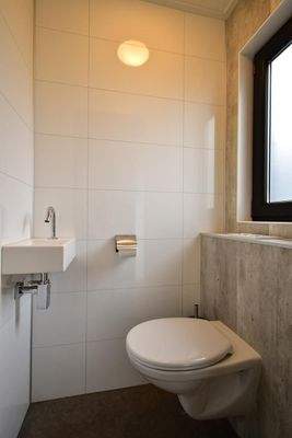 ferienhaus-kaufen-herkingen-ensuite-badezimmer-dusche-2025.webp006