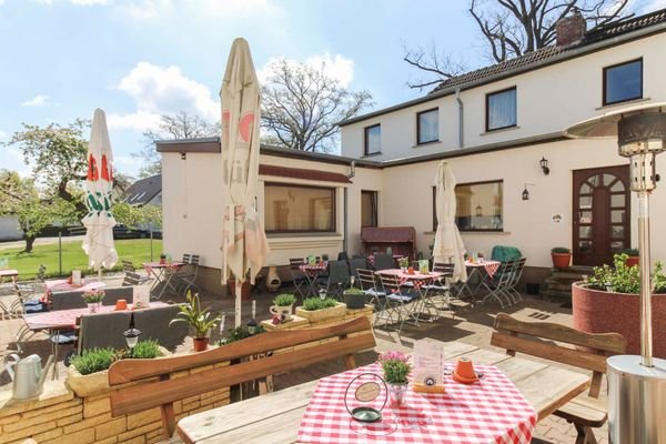 Innenhof mit Biergarten