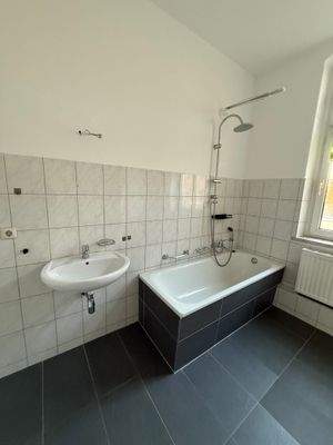 Bad mit Wanne und Fenster 