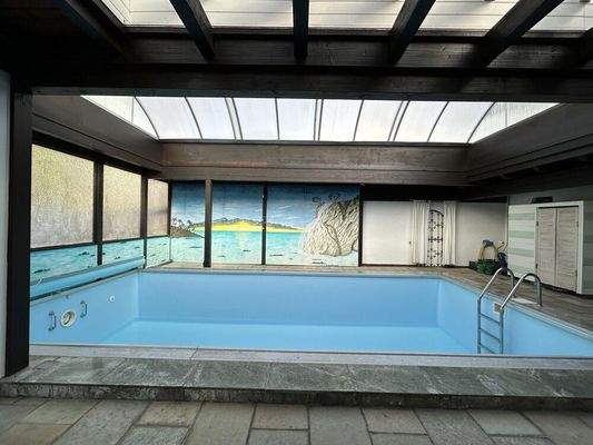 geschlossener Freisitz mit Schwimmbad