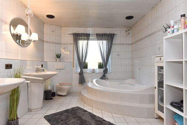 Vollbad mit Doppelwaschtisch, Eckbadewanne und Dusche