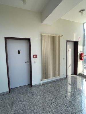 Hausflur mit Zugang zu sanitären Anlagen