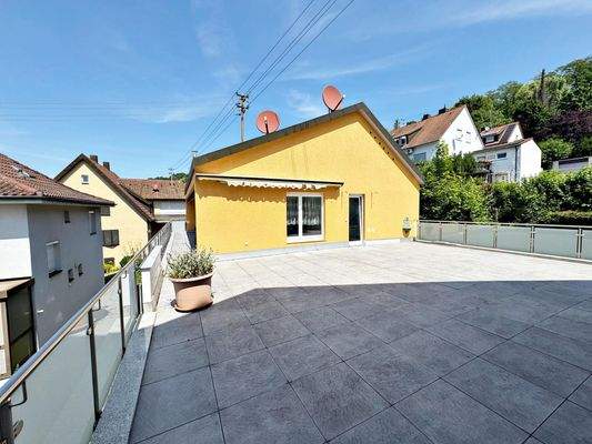 über 85 m² Terrasse