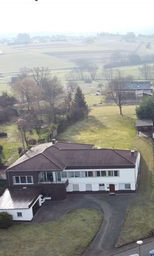 Zweifamilienhaus in bester Lage auf großen Grundstück mit unverbaubarer Aussicht, gehobene Ausstattung.