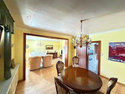 Essbereich mit Blick zur Küche