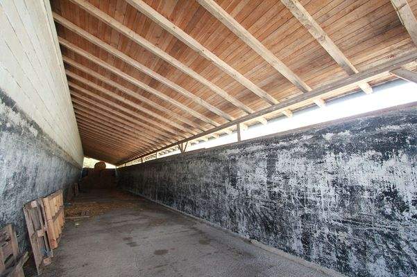 überdachtes Silo als Lager für Heu Stroh usw