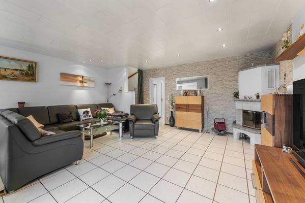 Wohnzimmer UG mit Kamin