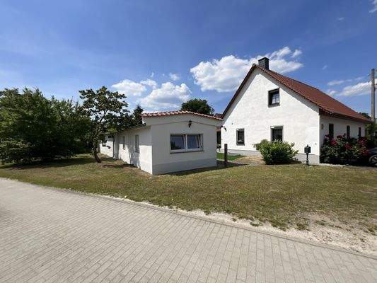 Haus und Nebengebäude