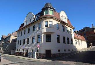 Fassadenansicht des Mehrfamilienhauses mit Eckgrundstückslage