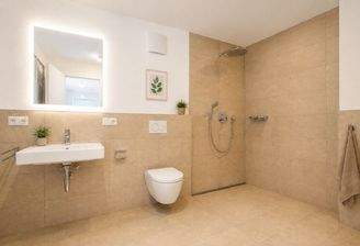 großzügiges Badezimmer mit bodengleicher Dusche