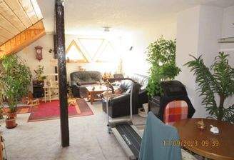 DG: großes Wohnzimmer mit Zugang zum Balkon
