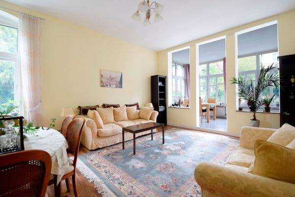 Lichtdurchfluteter Rückzugsort mit klassischem Charme im EG