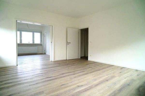 Wohnzimmer, Blick auf das Esszimmer.JPG