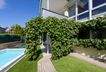 Pool, Reben-Pergola und Gartenweg