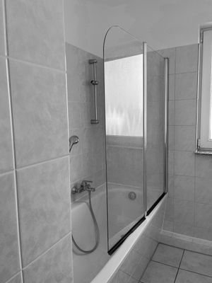 Badewanne mit Duschwand 