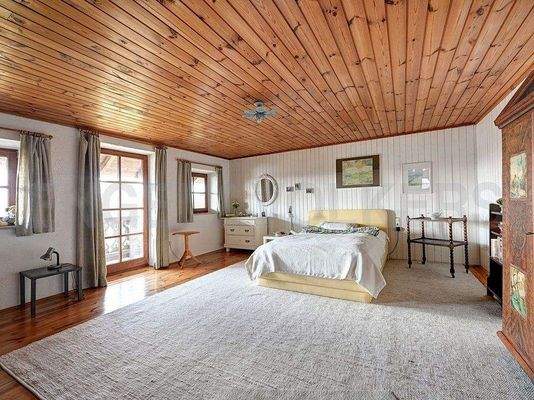 Zimmer 2 mit Zugang zum Balkon