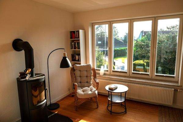 Leseplatz und Schwedenofen im Wohnzimmer