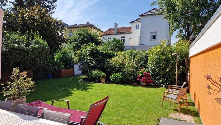 51.)  ......  einem Meer an Blumen und Büschen.JPG