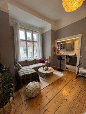 Wohnzimmer mit halboffener Küche