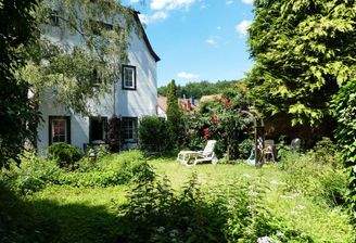 Gartenfläche seitlich des Hauses