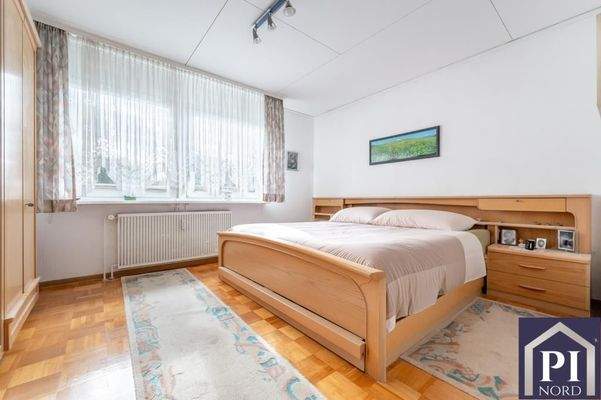 Schlafzimmer mit Fenster zum Garten