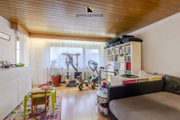 Wohnzimmer mit Zugang zum Balkon