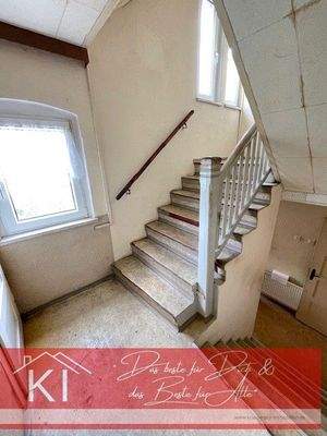Treppenaufgang zum OG mit WC