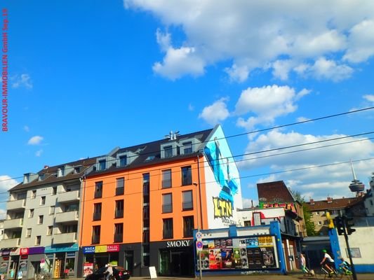 Haus links, Blick auf Fernsehturm rechts