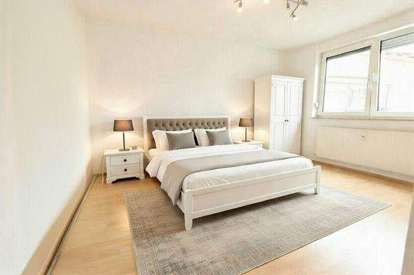 Schlafzimmer möbliert mit Deko