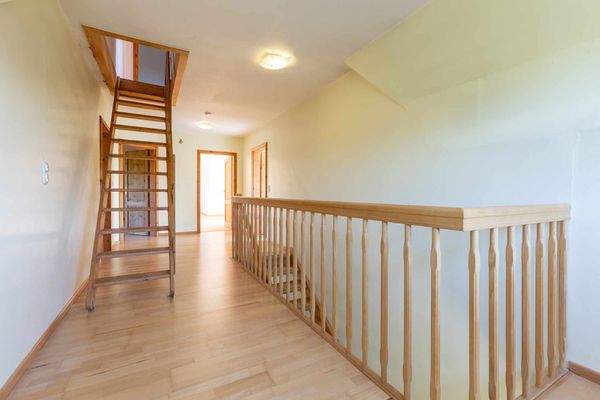 Flurbereich mit einer Treppe zum Dachboden