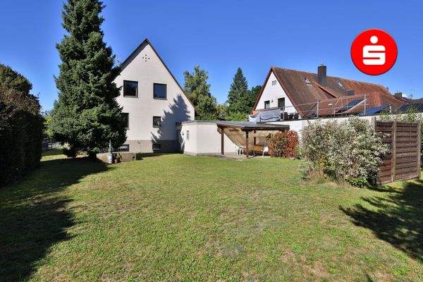 Hausansicht mit Garten