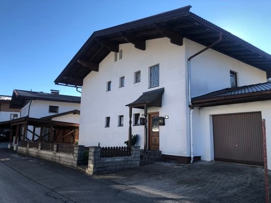 Hausansicht mit dazugeh. Garage und Stellplatz
