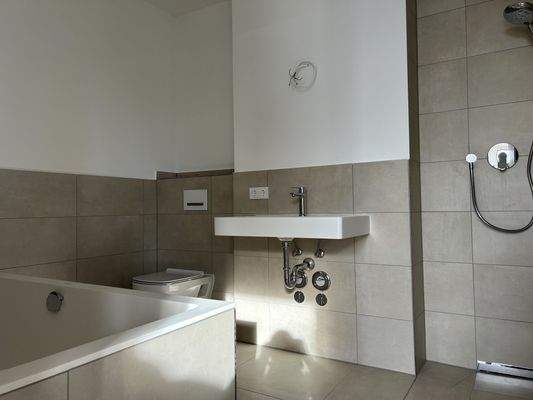 DG-Wannen- und Duschbad