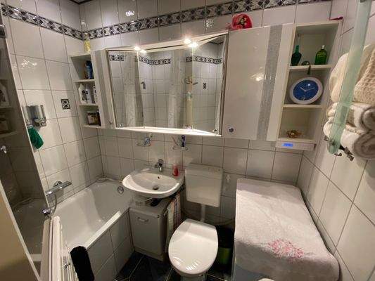 innenliegendes Bad mit Wanne (1).jpg