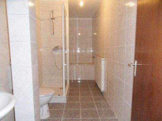 Bad mit Dusche und Wanne