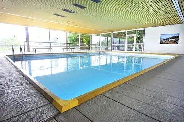 Panoramaschwimmbad beheitzt mit Rheinblick.jpg